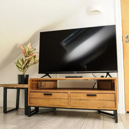 Luxury 5 Star London Apartment - Parking, Garden, Nr Greater London Metro Stations